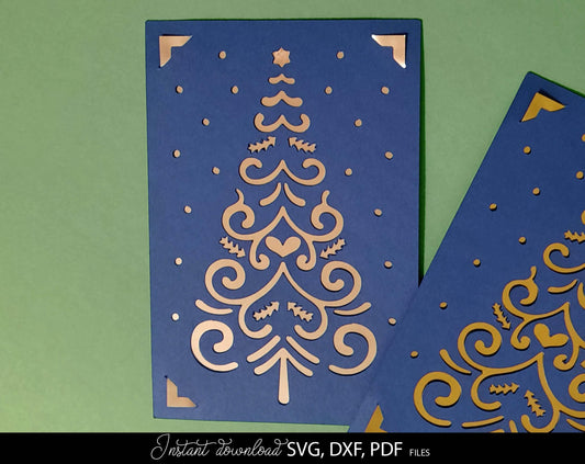 Weihnachtskarte im SVG, DXF, PDF-Format mit einem geschmückten Weihnachtsbaum, ideal für Cricut und Laserschneiden. Frohe Weihnachten auf der Karte.